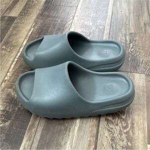 Yeezy Foam Slide Sandals in Slate Marine